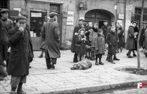Outside Leszno 43, May 1941 in the Warsaw Ghetto (photo from fotopolska.eu)